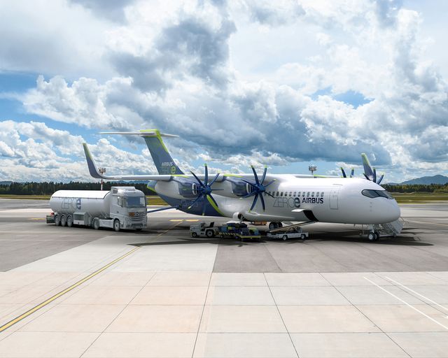 RAeSTimR's tweet photo. Free #hybrid #aviation lecture, RAeS Nottingham Branch, 2 June, 'The logistics of hydrogen - Airbus’ preparations for a hydrogen-led future' #avgeek #ZEROe https://t.co/5ftnQtkjXT https://t.co/PQ5dLeK6Yl