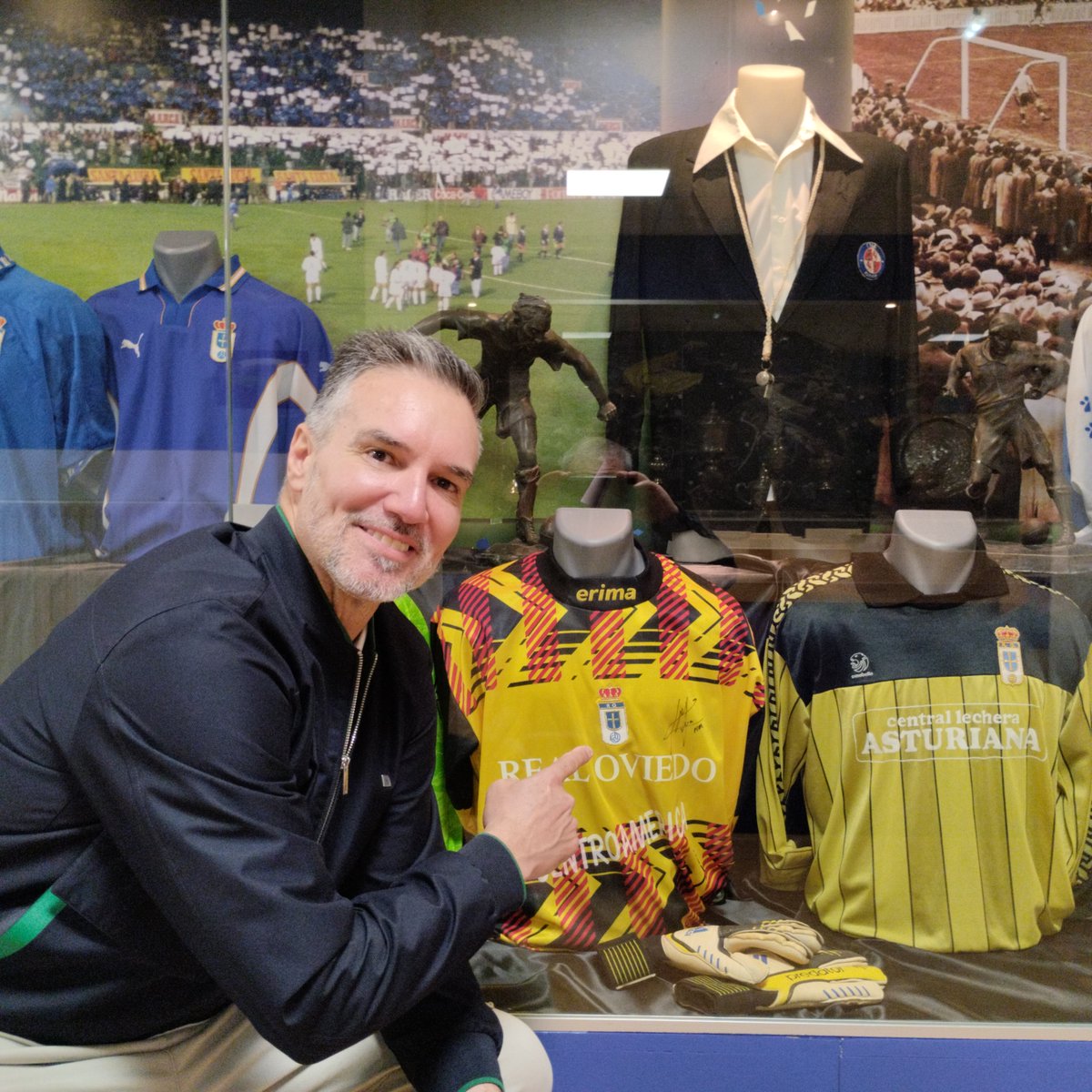 Real Oviedo (@realoviedo) on Twitter photo 📸 Antes y después:
🧤 Camiseta sin firma ✅
🖊️ Camiseta firmada por Juan Luis Mora ✅✅
🙋🏻♂️ Nuestro portero entre 1993 y 1999 firmó su camiseta de la temporada 98-99 en el museo. Ahora no solo guarda historia, también guarda sentimiento 💙
<a href="/FundacionRO/">Fundación Real Oviedo</a>
#RealOviedo 🔵⚪ 📸 Antes y después:
🧤 Camiseta sin firma ✅
🖊️ Camiseta firmada por Juan Luis Mora ✅✅
🙋🏻♂️ Nuestro portero entre 1993 y 1999 firmó su camiseta de la temporada 98-99 en el museo. Ahora no solo guarda historia, también guarda sentimiento 💙
<a href="/FundacionRO/">Fundación Real Oviedo</a>
#RealOviedo 🔵⚪