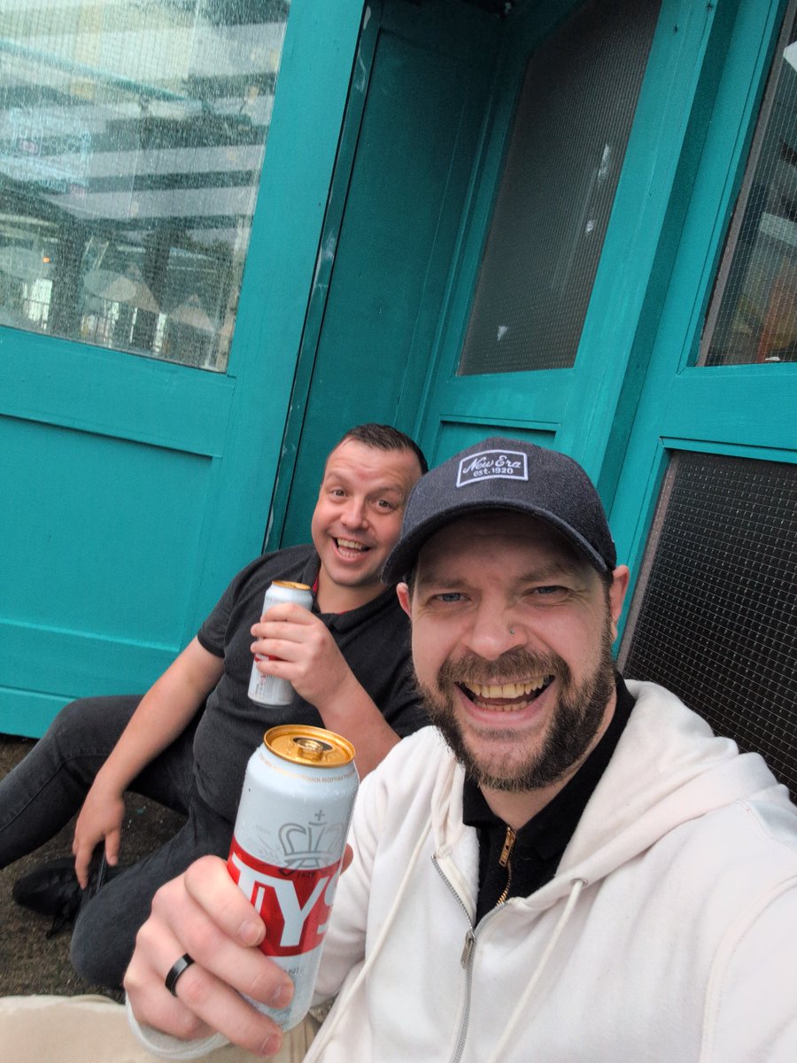 Thoroughly enjoyed the <a href="/LFC/">Liverpool FC</a> parade yesterday with <a href="/PartyTime_Dan/">PartyTimeDan</a> here's some pictures of us with beer!