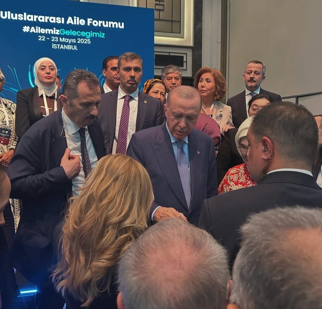 Sayın Cumhurbaşkanımız Recep Tayyip Erdoğan ve kıymetli eşiyle Aile Forumu’nda yollarımız bir kez daha kesişti… Kısa bir sohbetti belki, ama yüreğime uzun bir iz bıraktı.

Engelli camiasının sesi olarak yıllardır türlü vesilelerle aynı karede yer alma şansımız olmuştu. Ama bu