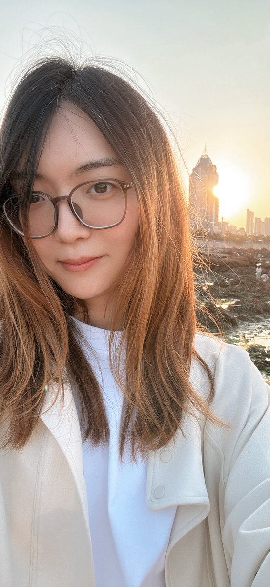 青岛出差！海鲜吃嗨了😆那个蒸汽海鲜也太好吃了吧，还有海螺面！坐车了走了跨海大桥，结账时发现300多😂租了一个三室的民宿，270度海景，房间装修是那种民国风，一共才600元，真的好值呀！平等的爱每一个沿海城市！哈哈哈哈哈哈哈！🥰