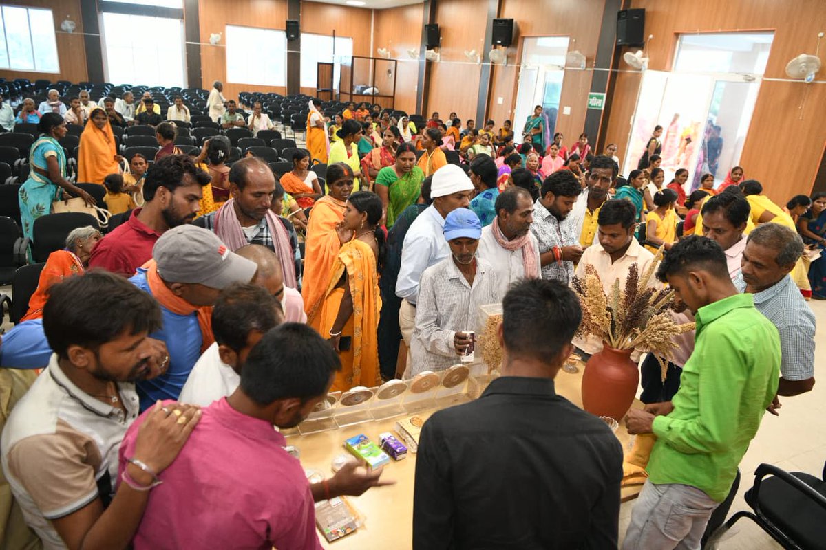 ICRISAT's tweet photo. The Bihar Centre of Excellence in Millet Value Addition Project by @ICRISAT and @BiharGov is driving the #MilletRevolution in Bihar!

Over 150 farmers at Mayapur and 250+ in Manpur joined hands-on training sessions on millet farming, post-harvest practices & nutrition, led by experts from @ICRISAT, @AgriBihar, and KVK Gaya.

#Millets #SmartFood #ICRISAT #BiharAgriculture @AIPICRISAT