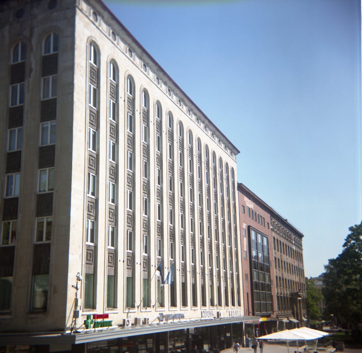 Even in Tallinn's Old Town, there's always something to discover – grand details, beautiful buildings, and a touch of history around every corner :) 95051206 #lassetur #Tallinn #Estonia