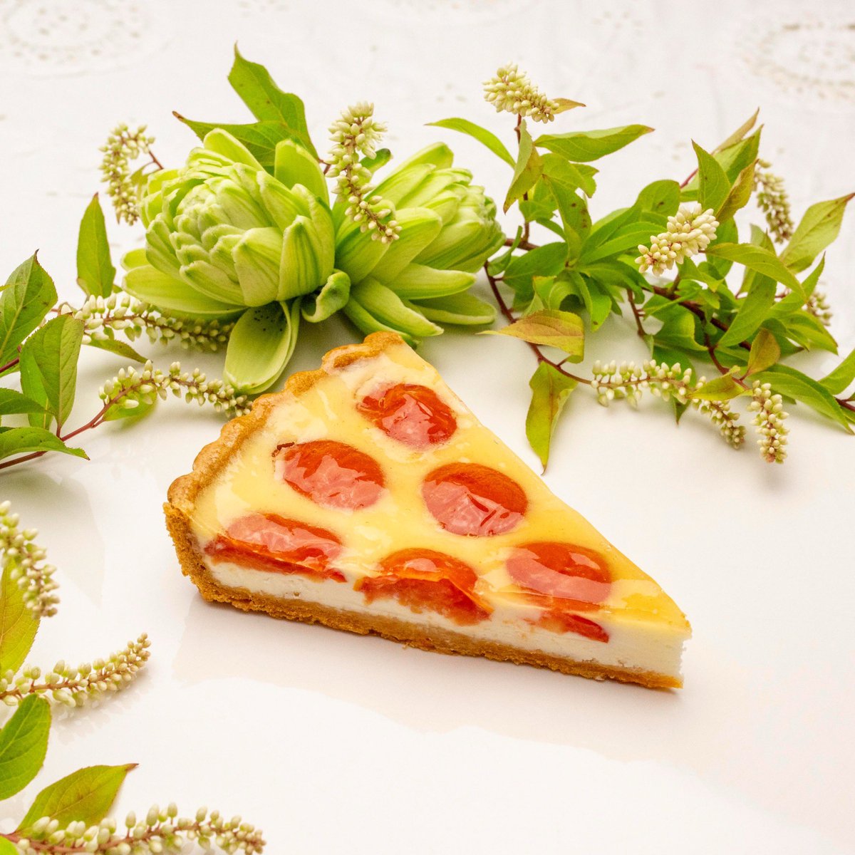 quilfaitbon1991's tweet photo. ／
6/1(日)より店舗限定🍅
平均糖度10度以上のトマトを使用した新作
「“OSMIC フルーツトマト10”のタルト」
＼

トマトペースト入りの生地に、まろやかな酸味を感じるクリームを流し込み、旨味のつまったトマトをたっぷりとのせて焼き上げました。

旬の味わいをぜひご堪能くださいね♪

#キルフェボン https://t.co/HIqw3MX8To