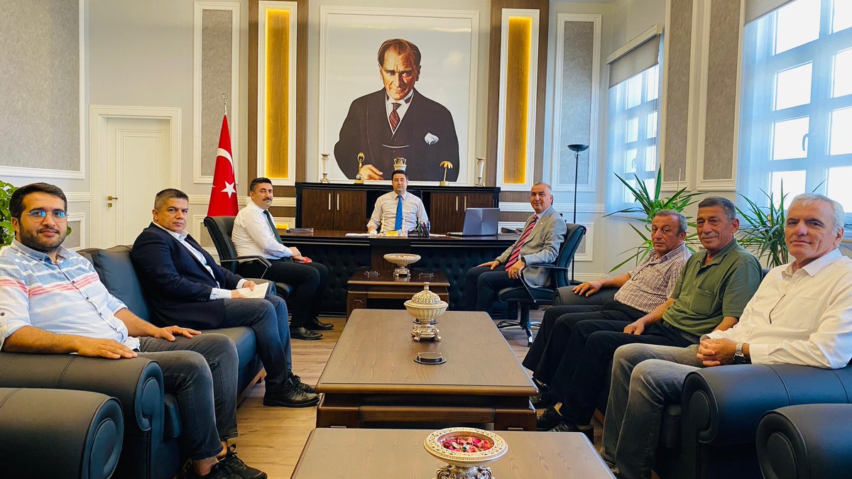 Türkiye Yeşilay Cemiyeti Mersin İl Başkanı Kemalettin Erdoğan ve Mezitli Şubesi Yeşilova İlçe Başkanı İbrahim Zafer Kaymak, Mezitli Kaymakamı Turgay Gülenç'i makamında ziyaret etti.