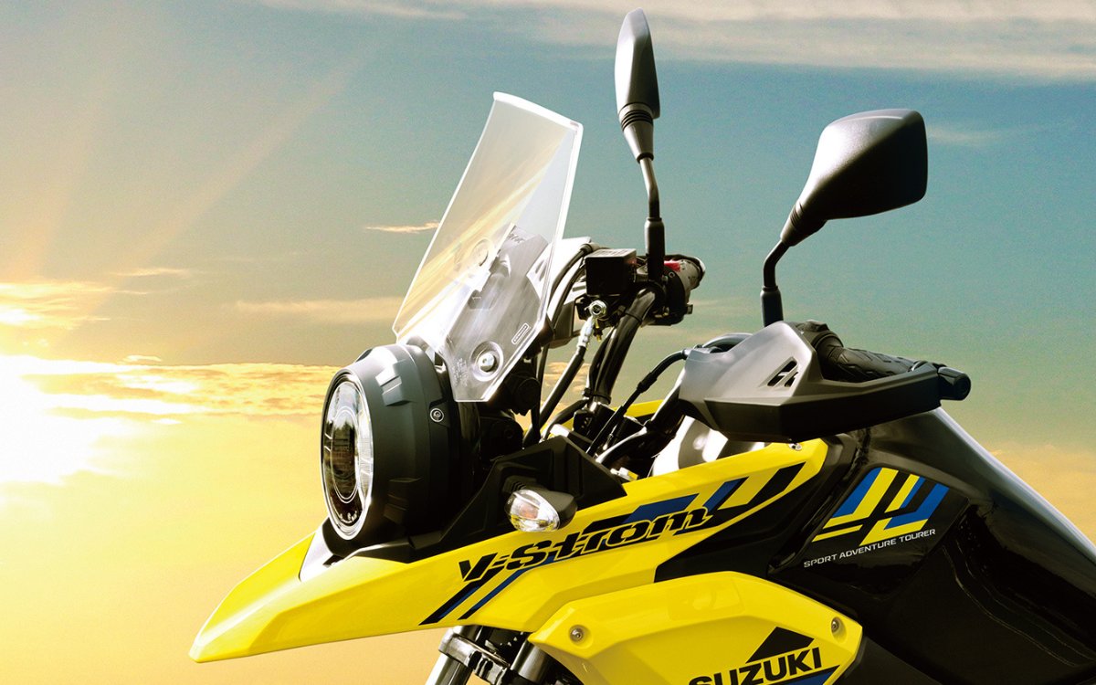 爽やかなイエローがイメージカラーの「Vストローム250」で初夏の高原を