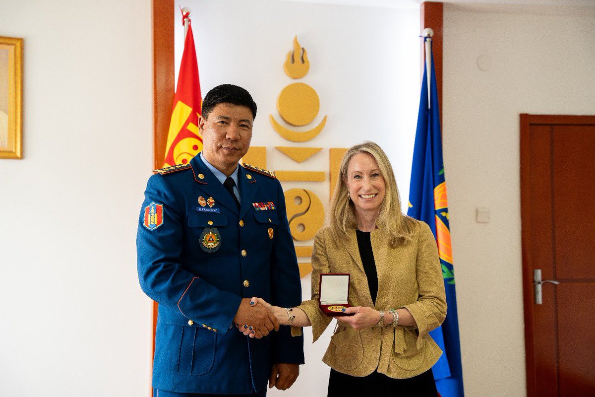 UK in Mongolia 🇬🇧🇲🇳 (@ukinmongolia) on Twitter photo Элчин сайд <a href="/FionaBlythUK/">Fiona Blyth</a> Онцгой байдлын ерөнхий газрын дэд дарга, хурандаа Ц.Ганзоригтой уулзлаа. Талууд ОБЕГ-ын хийж буй ажил, зорилтын талаар ярилцаж Британи улсын зүгээс хамтран ажиллаж, дэмжлэг үзүүлэх боломжтой салбаруудын талаар санал солилцлоо. Элчин сайд <a href="/FionaBlythUK/">Fiona Blyth</a> Онцгой байдлын ерөнхий газрын дэд дарга, хурандаа Ц.Ганзоригтой уулзлаа. Талууд ОБЕГ-ын хийж буй ажил, зорилтын талаар ярилцаж Британи улсын зүгээс хамтран ажиллаж, дэмжлэг үзүүлэх боломжтой салбаруудын талаар санал солилцлоо.