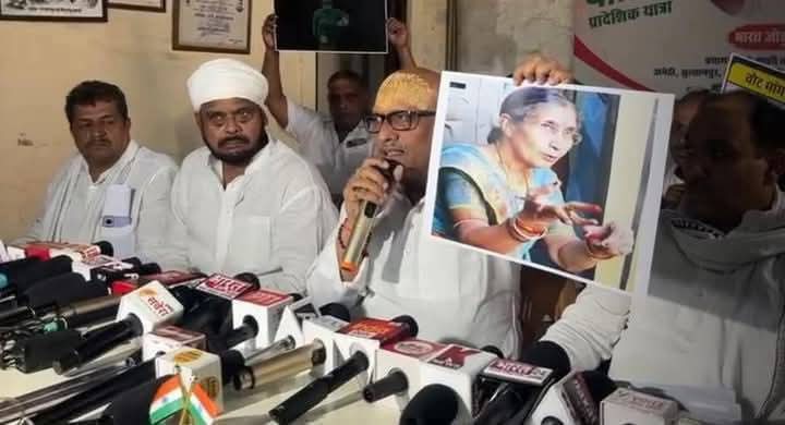 ocjain4's tweet photo. यह 👇🏼 एक स्त्री के अपमान की पराकाष्ठा नहीं है, जो दशकों से बगैर किसी शिकायत के मेहनत करके अपना जीवन चला रही है ?... जब इस महान स्त्री को किसी से शिकायत नहीं है... तो अजय राय जैसे लोग उस सम्मानीय स्त्री के चित्र को लेकर अपमानजनक बयानबाज़ी कैसे कर सकते हैं ? https://t.co/7EcOBgaenS