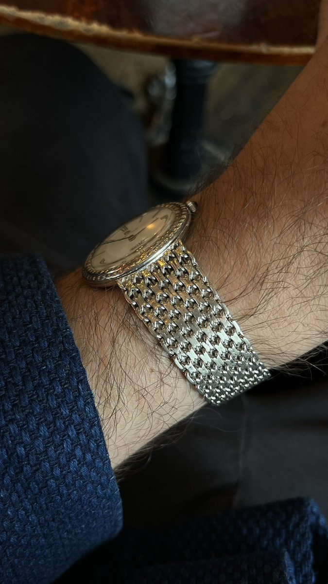 BelleMecanique_'s tweet image. La tendance des « montres bijoux » est notable depuis quelques temps et ce n’est pas pour me déplaire ✨☺️

Ici une superbe #Certina tout en argent de l’ami @petitehorloge