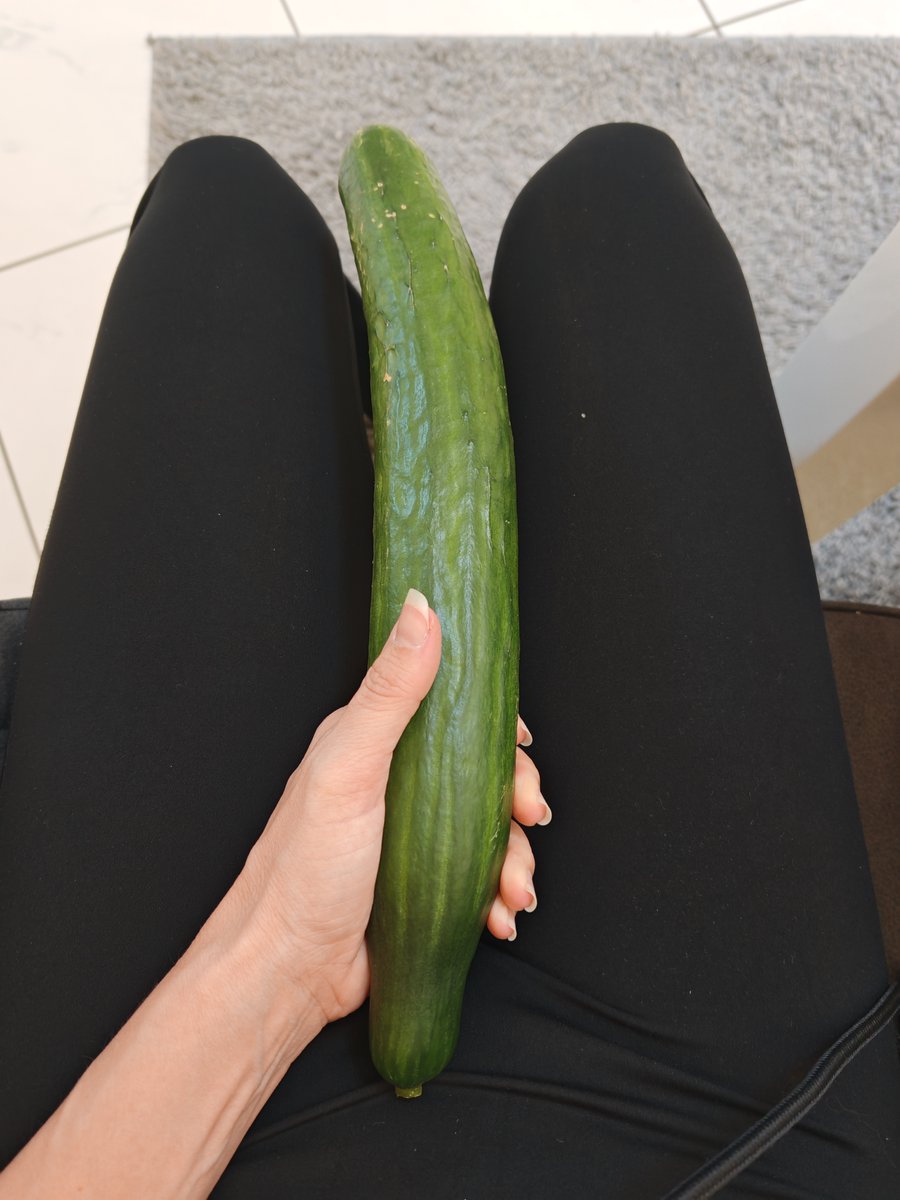 XxNastyKimxX's tweet photo. Gurke XXL ! Die ist nicht zum Essen da! Was hab ich damit nur vor bei dir? Ideen??

#dildo #xxl #arschfotze #anal #stopfen #doggy #erniedrigen #benutzen #vorführen #fesseln https://t.co/wRLqohkyJa