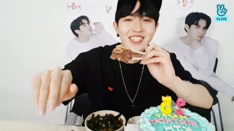 재환아 생일 축하해 ♡♡♡♡♡♡  

3. 갈비찜   

갈비찜 가지고 장난치던 강쥐 생각난다 ㅠㅠ  

#천재강아지_재환이의_생일상 
#김재환 #KIMJAEHWAN 
#천재강아지_재환이의_생일상 
#HAPPY_JAEHWAN_DAY