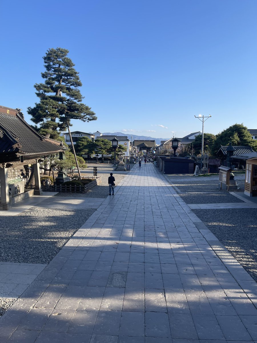 imacuriosguy's tweet image. #Japan is the pinnacle. Huge parks, clean, well marked  roads without a single piece of trash, amazing public transport, citizens respecting each other studiously by falling  in Q, obeying signals. Air is so clean that AQI is embarrassed. Water need not be bought as even tap…