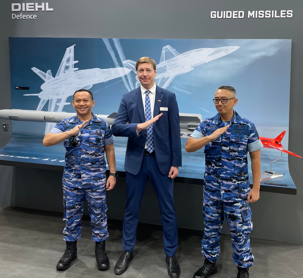 DiehlDefence's tweet image. @DiehlDefence at @lima_2025_: Highlights were the visits of the Crown Prince of Kedah, Tengku Sarafudin Badlishah, Lieutenant General Dato’ Zahani (Joint Force Commander of the Royal Malaysian Air Force), Vice Admiral Dato’ Khir Junaidi bin Idris and Rear Admiral Yusne bin Mokhar