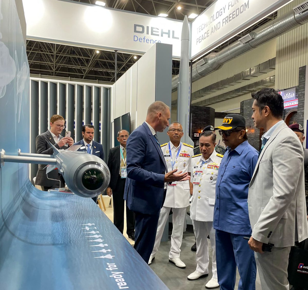 DiehlDefence's tweet image. @DiehlDefence at @lima_2025_: Highlights were the visits of the Crown Prince of Kedah, Tengku Sarafudin Badlishah, Lieutenant General Dato’ Zahani (Joint Force Commander of the Royal Malaysian Air Force), Vice Admiral Dato’ Khir Junaidi bin Idris and Rear Admiral Yusne bin Mokhar