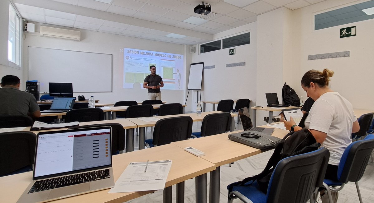 Continúa la mañana
 📸 Jornada de #Mañana
⚽ Defensa Proyectos Finales del Curso #UEFAA en <a href="/RFAFSevilla/">RFAF - Delegación de Sevilla</a> en <a href="/RFAF/">RFAF</a> 
📗 Tribunal conformado por <a href="/Maribel_MarGlez/">@Maribel_MarGlez</a> <a href="/JoseRamonArmas/">José Ramón Armas Pizarro</a> #AlbertoRabano
 y #JesusBotello
#FormadoresDeTuPasion