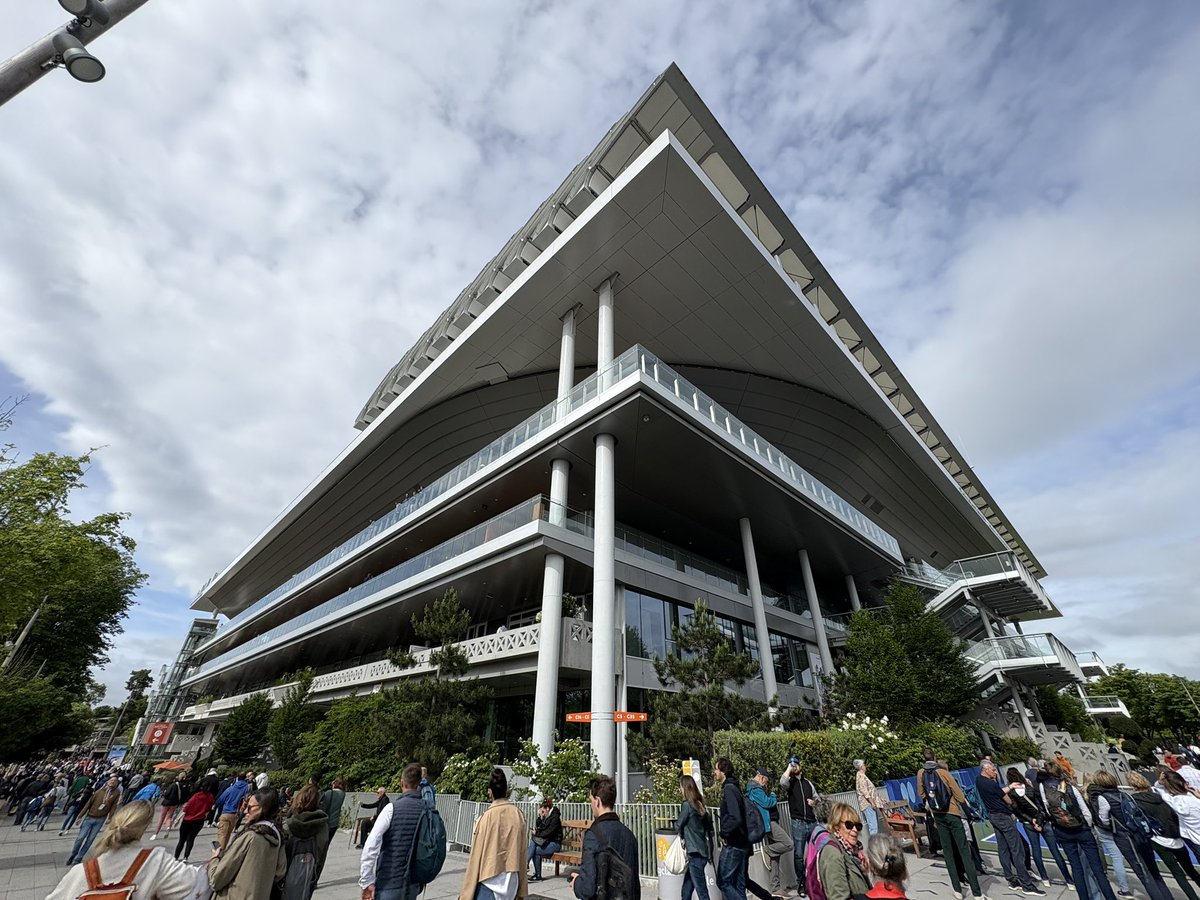 J’ai deux amouuuurs, 🎶
Le Groupama
Et Roland 🎵🎾