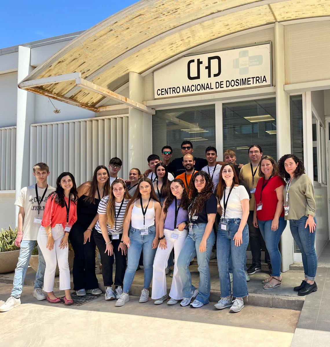 CND_INGESA's tweet photo. 🎓 A lo largo de estos días, el CND ha recibido varias visitas de estudiantes del Ciclo Formativo de Técnico Superior en Imagen para el Diagnóstico y Medicina Nuclear del @XtartFP, en el marco de la actividad formativa "El rol del TER en la protección radiológica". Estas jornadas, de dos horas de duración cada una, han sido guiadas por los instructores Ornella Uccello, Claudia Eugenia Nuñez Pintos y Alberto Jiménez García, y ha permitido a los alumnos conocer de primera mano el papel clave del Técnico Especialista en Radiodiagnóstico (TER) en el ámbito de la protección radiológica.

🔬 Durante la visita, los participantes exploraron diversas áreas del Centro, incluyendo el Servicio de Dosimetría Personal (SDP), el Laboratorio de Metrología de Radiaciones Ionizantes (LMRI) y la Unidad Técnica de Protección Radiológica(UTPR). A lo largo del recorrido, se abordaron aspectos técnicos como el funcionamiento de los equipos lectores de dosis, los sistemas de calibración, los controles de calidad y las funciones específicas del TER en cada unidad.

🙌 Desde el CND se agradece la implicación del personal en la labor formativa y la participación de los estudiantes, así como el interés mostrado por conocer en profundidad los procesos y tecnologías que sustentan la protección radiológica en España. Este tipo de iniciativas refuerzan el compromiso del CND con la formación de futuros profesionales y la divulgación del conocimiento técnico en el ámbito sanitario.

👀 ¿Perteneces a un centro docente que imparta el Ciclo Formativo de Técnico Superior en Imagen para el Diagnóstico y Medicina Nuclear o similar, y te gustaría participar en esta actividad formativa?

📧 Contáctanos en: docencia.cnd@ingesa.sanidad.gob.es

#FormaciónSanitaria
#ProtecciónRadiológica
#CentroNacionalDeDosimetría