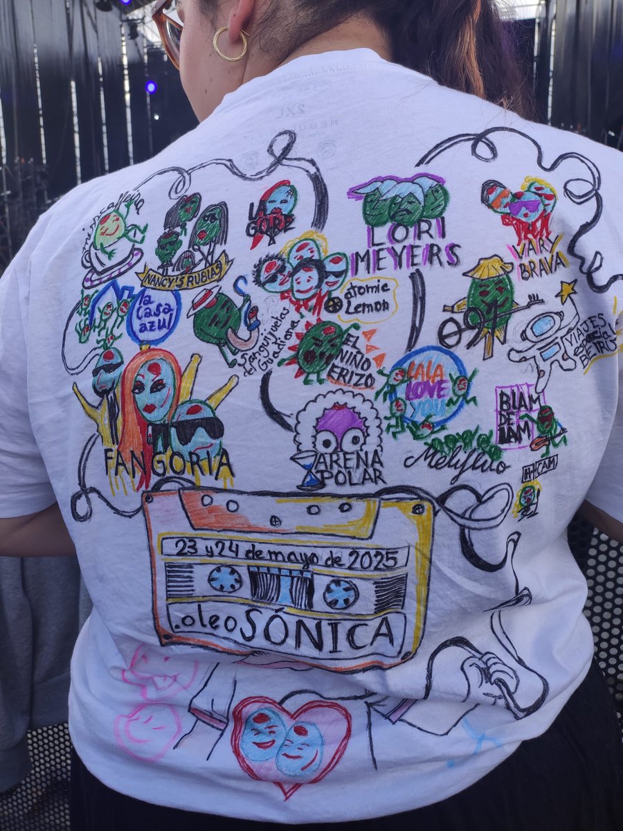📷📷 ¿Te atreverías a llevar TODO el cartel de @oleosonicafest  en una sola camiseta?

Esta joya realizada por <a href="/its/">its</a>.candelaaaa de manera artesanal, tiene TODOS los grupos que tocarán este año… ¡y está causando sensación!

📷 ¿Reconoces a todos los artistas de la camiseta?