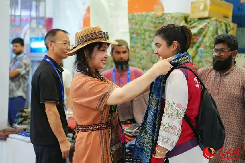 Хятадын  21 дэх удаагийн олон улсын соёлын аж үйлдвэрийн яармаг энэ сарын 26-ны өдөр өндөрлөлөө.Уг яармагт оролцсон "Бүс ба Зам"-ын бүтээн байгуулалтад оролцож буй улс орнуудын тоо болон дэлхийн хамтын ажиллагааны байгууллагуудын тоо түүхэн дээд хэмжээнд хүрсэн байна.