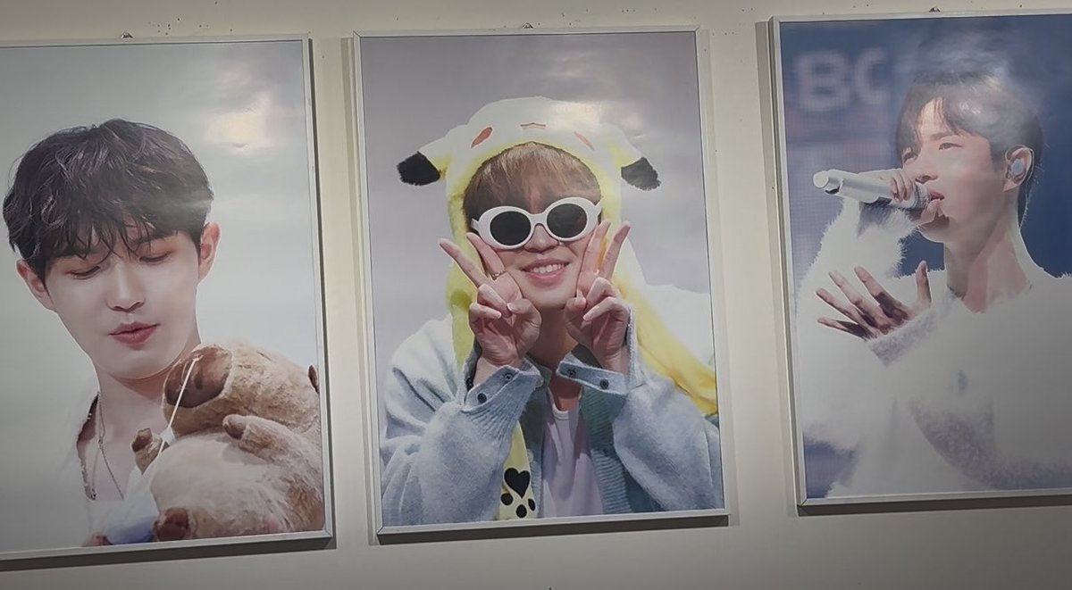 📍카페 모모이

로카티입은 재환이가 컵홀더였어서
눈이 돌아가버리게 되.
가챠랑 럭키드로우 상품들 진짜 와앙 예뻐서
참을수가없었음,, 포토부스 프레임도 예뻐서
윈둥이들이랑 당장 사진갈겼아욥💛

#선선한_5월의_밤바람
#김재환 #KIMJAEHWAN