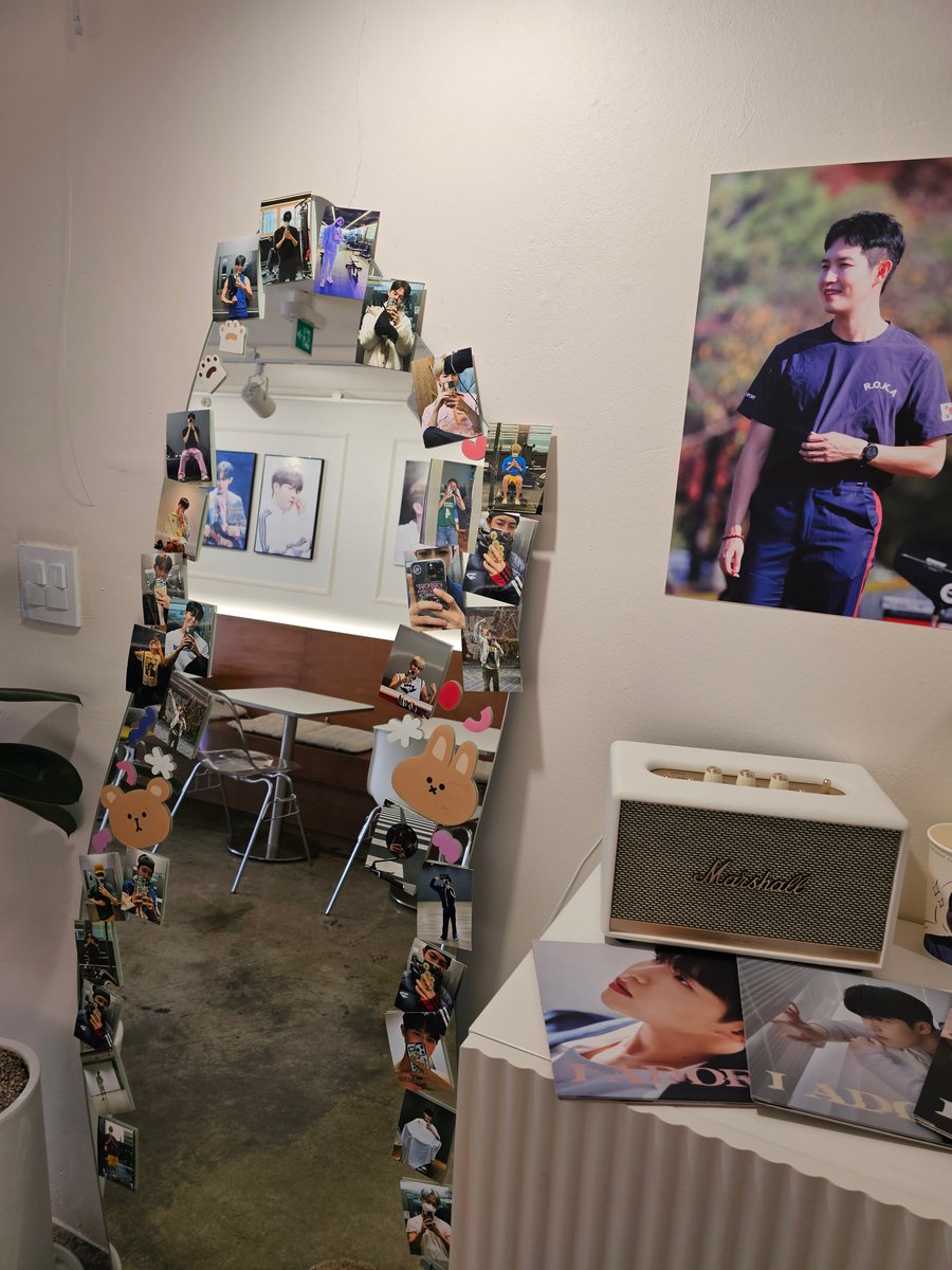 🐶재환이 생카 모모이🍰
선선한 5월의 밤바람처럼 사진들이 전부 청량했어요🥰 거울쪽에는 재환이 셀카사진들로만 꾸며놓으신 센스에 감탄👍
#선선한_5월의_밤바람 #김재환 #KIMJAEHWAN
#HAPPY_JAEHWAN_DAY