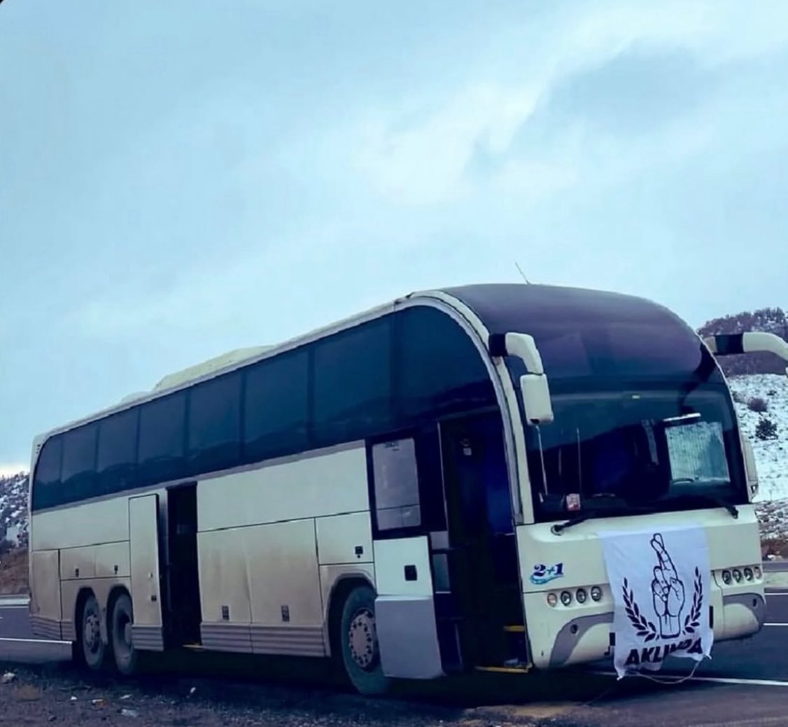 Her taşının altında bin hatıra olan semtlerde,
her sokağın kenarında bir izimiz var.
Gecesiyle gündüzü birbirine karışmış hayatlardan geldik.
Ve ne yaşarsak yaşayalım,
her şeye  Aklımda dedik geçtik.