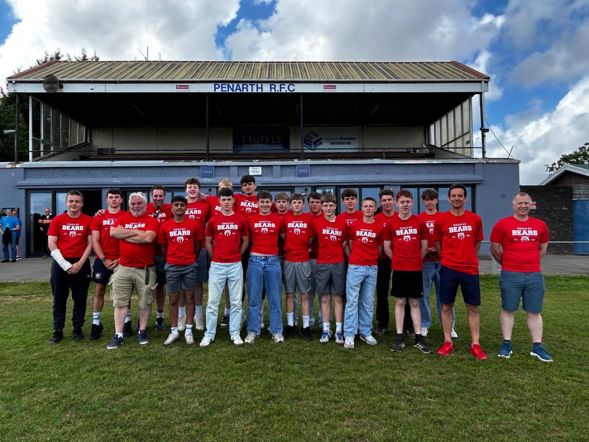 📣 U15s Presentation 📣

End of season for our U15s as they enter their final year of Junior rugby. 

Congratulations to the below on their individual awards:

Coaches's player - Oscar Thomas
Players' player - Ellis Hudson. 
Clubman - Isaac Claddingbowl

#upthebears 🐻