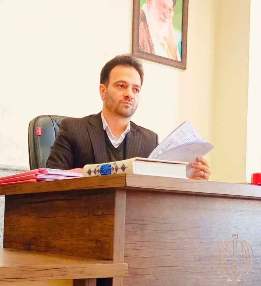 ByzhnySyd's tweet image. یکماه پس از کشته شدن مشکوک دونفر از قضات دادگستری کهگیلویه و بویراحمد؛ صبح امروز قاضی احسان باقری از قضات خوشنام فارس در حال عزیمت به محل کار در شیراز ترور شد.
درحالیکه سلبریتی های بی خاصیت با بادیگارد در شهر تردد میکنن اما قضات باید در ناامنی تردد کنن و جونشون رو از دست بدن.