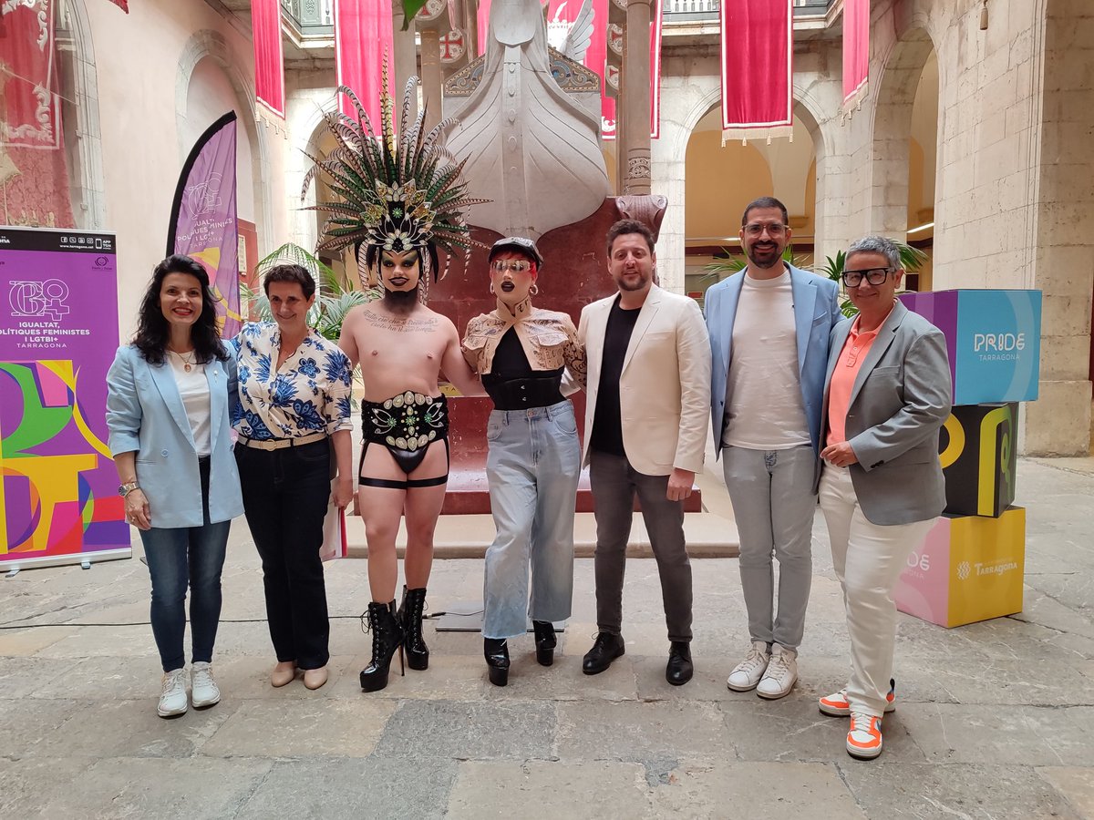 Laura Casas (@laurywinslow) on Twitter photo 🏳️🌈 El segon festival Pride de #Tarragona tindrà lloc el 14 de juny a plaça Corsini amb el lema 'L'orgull és nostre'.
👉 Creixen les entitats, la desfilada serà més llarga i <a href="/RosaLopez/">Rosa López</a> d'<a href="/OT_Oficial/">Operación Triunfo</a> serà la cap de cartell de les actuacions musicals.
Informa <a href="/tarragonaradio/">Tarragona Ràdio 🟣</a>. 🏳️🌈 El segon festival Pride de #Tarragona tindrà lloc el 14 de juny a plaça Corsini amb el lema 'L'orgull és nostre'.
👉 Creixen les entitats, la desfilada serà més llarga i <a href="/RosaLopez/">Rosa López</a> d'<a href="/OT_Oficial/">Operación Triunfo</a> serà la cap de cartell de les actuacions musicals.
Informa <a href="/tarragonaradio/">Tarragona Ràdio 🟣</a>.