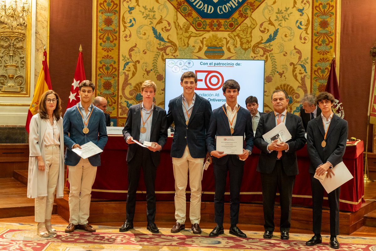 El pasado 21 de mayo tuvo lugar la entrega de premios de la XVI Olimpiada de Economía de Madrid en el Paraninfo de la Universidad Complutense.

🥇Adriana Scozzafava, directora general de la Fundación Afi Emilio Ontiveros, entregó el galardón al centro ganador, Colegio Retamar.