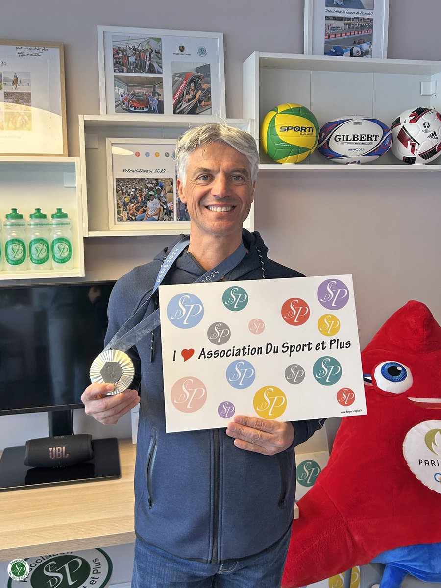 Association Du Sport et Plus (@dusportetplus) on Twitter photo Dernièrement, nous avons remis son Trophée #DSEP à notre parrain <a href="/KarimLaghouag/">Karim Laghouag</a>, pour sa nouvelle médaille olympique obtenue lors de <a href="/Paris2024/">Paris 2024</a> 👏👏
À cette occasion, Karim a également signé notre Wall of Fame 🎾
<a href="/Sports_gouv/">Ministère des Sports 🇫🇷</a> <a href="/FFEquitation/">Fédération Française d'Équitation</a> <a href="/Asso_Gouv/">Associations_gouv</a> <a href="/Sante_Gouv/">Ministère de la Santé et de l'Accès aux soins</a> <a href="/VilledeVanves/">Ville de Vanves</a> Dernièrement, nous avons remis son Trophée #DSEP à notre parrain <a href="/KarimLaghouag/">Karim Laghouag</a>, pour sa nouvelle médaille olympique obtenue lors de <a href="/Paris2024/">Paris 2024</a> 👏👏
À cette occasion, Karim a également signé notre Wall of Fame 🎾
<a href="/Sports_gouv/">Ministère des Sports 🇫🇷</a> <a href="/FFEquitation/">Fédération Française d'Équitation</a> <a href="/Asso_Gouv/">Associations_gouv</a> <a href="/Sante_Gouv/">Ministère de la Santé et de l'Accès aux soins</a> <a href="/VilledeVanves/">Ville de Vanves</a>
