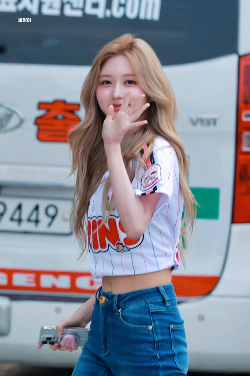 theone_0924's tweet photo. 250527 출근길⚾️

#IVE #아이브 
#GAEUL #가을 #ガウル #アイヴ https://t.co/GFYEhNBkns