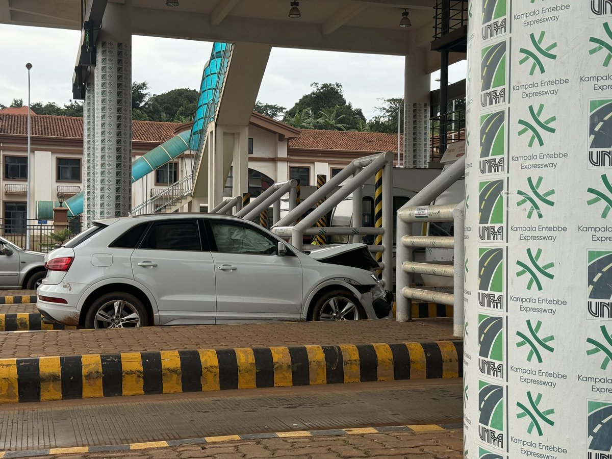 EdgarMugisha9's tweet photo. Guy at the express toll gate just tried to pass without paying- 

Audi Q3 https://t.co/kBrFOVh4zp