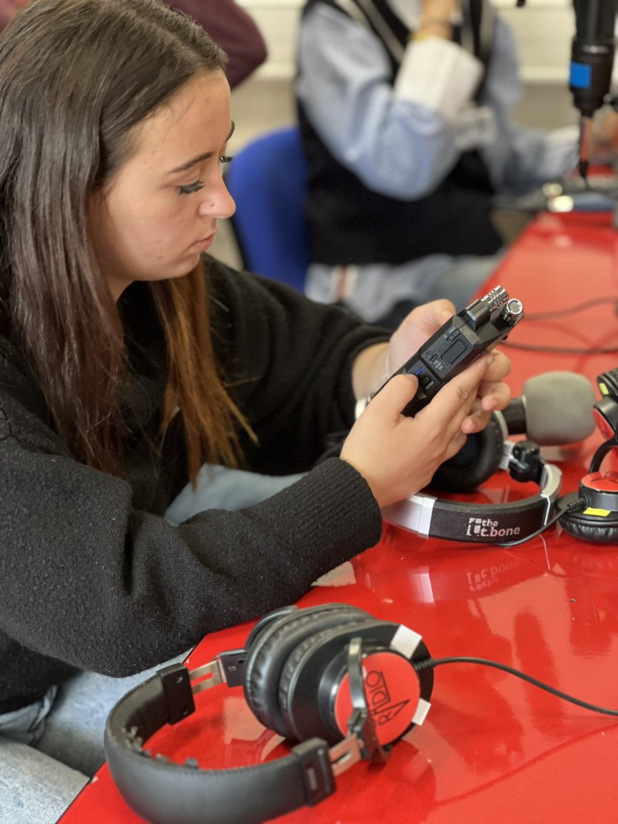AcademieNice's tweet image. 🎙️Les élus du #CAVL ont été formés à Cap Radio pour devenir nos reporters officiels lors de l’#UNOC2025 ! Une belle aventure journalistique débute pour eux, au service de l’océan et de l’engagement lycéen 🌊📻
@CavlNice @DavlNice @clemi_nice