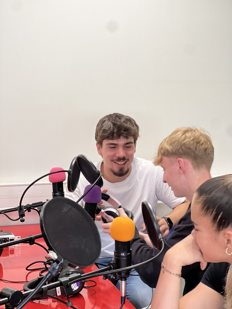 AcademieNice's tweet image. 🎙️Les élus du #CAVL ont été formés à Cap Radio pour devenir nos reporters officiels lors de l’#UNOC2025 ! Une belle aventure journalistique débute pour eux, au service de l’océan et de l’engagement lycéen 🌊📻
@CavlNice @DavlNice @clemi_nice