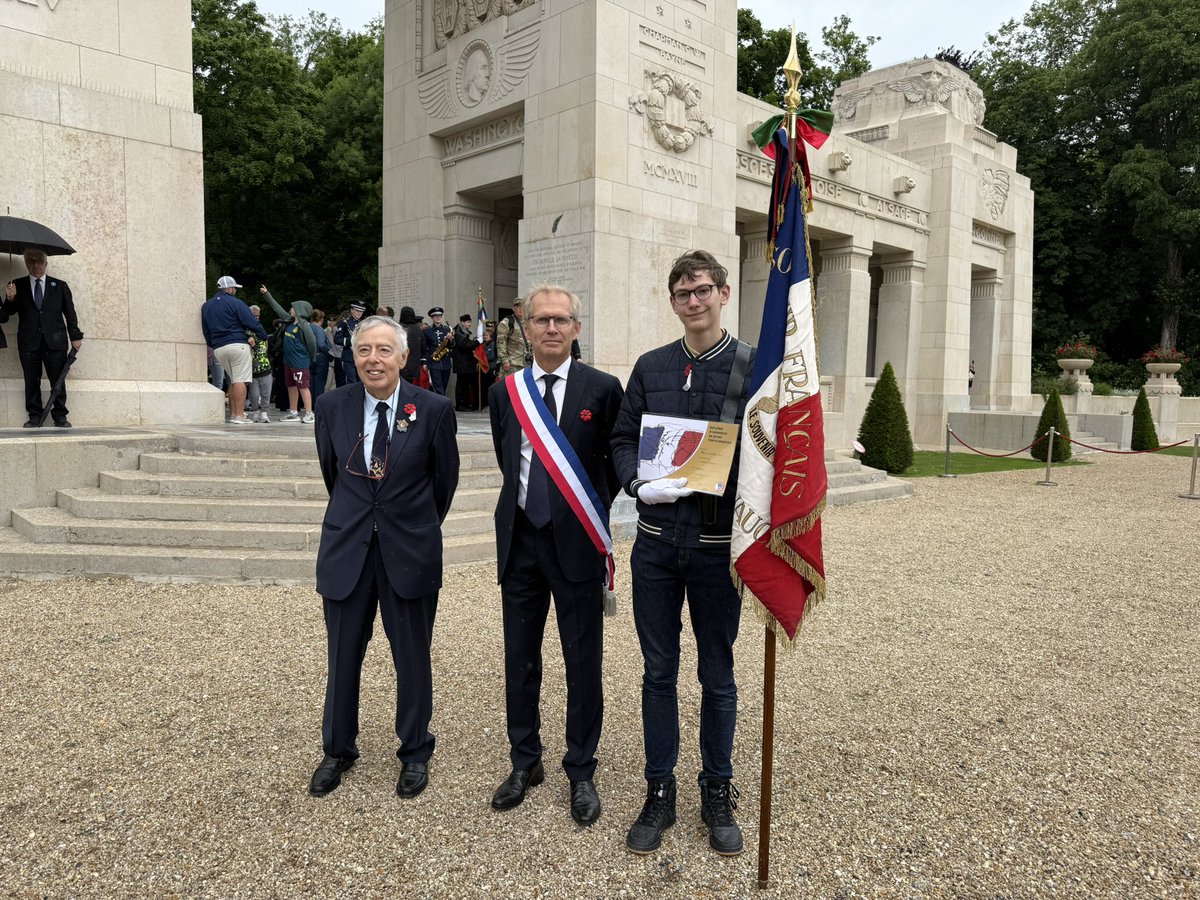 SF_DG92's tweet photo. En marge du Mémorial Day, Gabriel S de Vaucresson reçoit des mains du DG92 le diplôme d’honneur de jeune porte drapeau du Souvenir Français. En présence du président de comité, du maire adjoint et de ses parents. 
Félicitations. https://t.co/MsjtC9tgfR