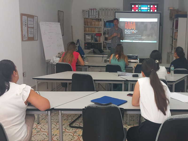 EDOlivenza's tweet photo. "Inteligencia artificial aplicada al currículum, marca personal y estrategias digitales para el empleo" dirigida a las alumnas del curso de Atención sociosanitaria a personas dependientes en instituciones del Hospital y Santa Casa de Misericordia de Olivenza.
#EspaciosDigitalex https://t.co/xSdQ396DKE