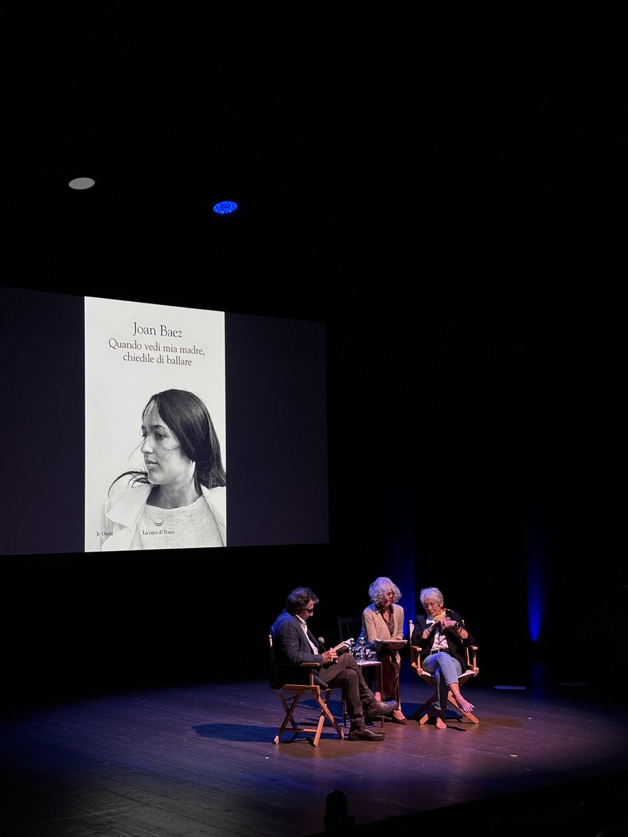 La Milanesiana ideata da Elisabetta Sgarbi (@lamilanesiana) on Twitter photo Qualche scatto dalla serata di ieri al <a href="/teatrofparenti/">Teatro F. Parenti</a> con Joan Baez: prima la lettura di alcune poesie tratte dal suo nuovo libro âQuando vedi mia madre, chiedile di ballareâ, poi un intenso dialogo con Sandro Veronesi. Un incontro emozionante, che non dimenticheremo. Qualche scatto dalla serata di ieri al <a href="/teatrofparenti/">Teatro F. Parenti</a> con Joan Baez: prima la lettura di alcune poesie tratte dal suo nuovo libro âQuando vedi mia madre, chiedile di ballareâ, poi un intenso dialogo con Sandro Veronesi. Un incontro emozionante, che non dimenticheremo.