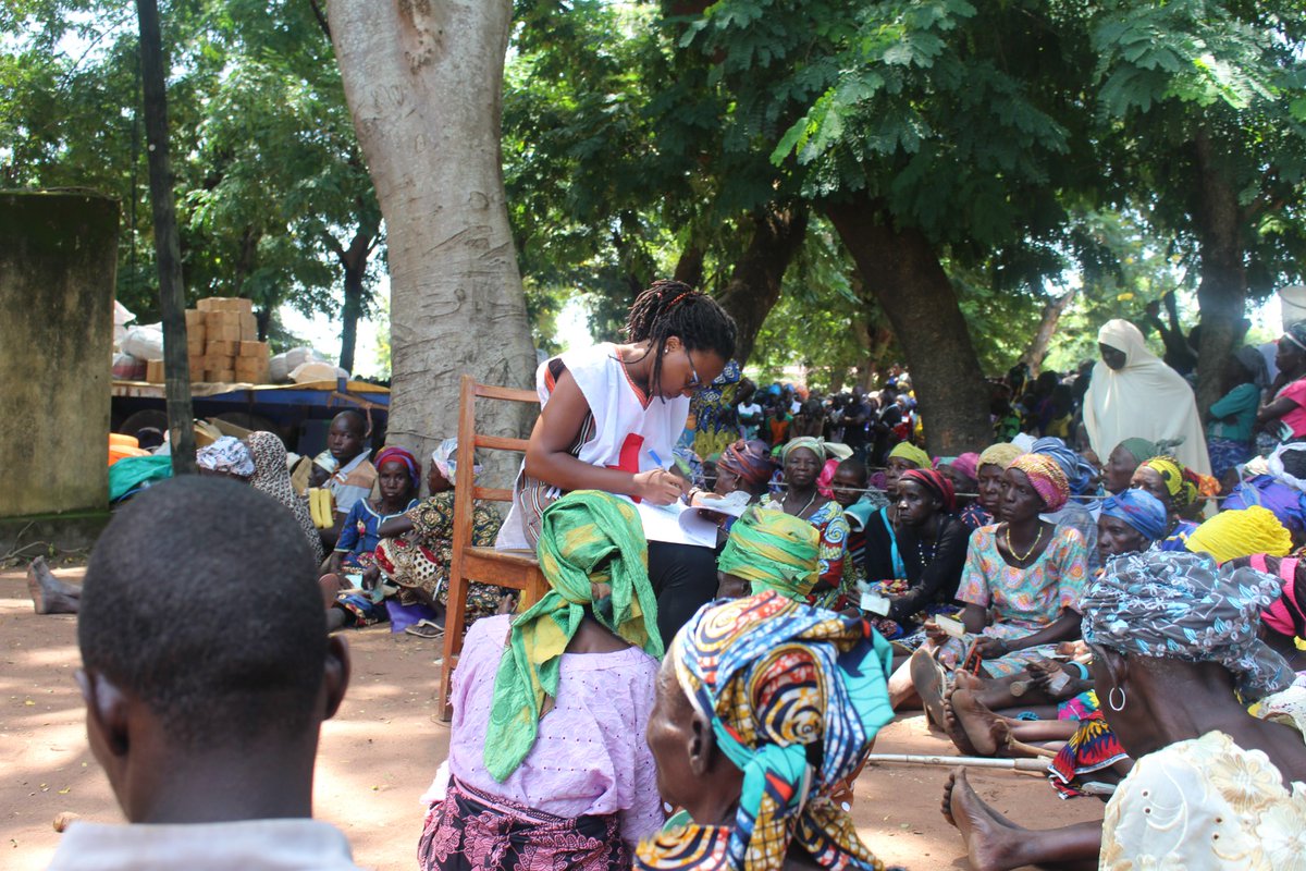 DouaLeaICRC's tweet photo. Le cœur d'une famille ne devrait jamais être brisé. ❤️ Retrouver un être cher est un droit fondamental. Au Togo, depuis 50 ans, le @CICR_Afrique aide les familles séparées par les crises à renouer le contact. Notre mission, notre humanité.
#CICRTogo50  #50ansAuServiceDeLH https://t.co/tTOIlr6KZJ
