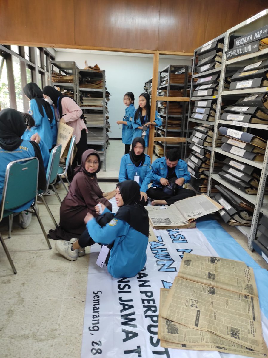 Perpusjateng's tweet photo. Selasa, 27 Mei 2025 sejumlah mahasiswa jurusan Sejarah Unnes kunjungi ruang layanan koran lama untuk cari data dukung perkuliahan mereka. Yuk yang mau penelitian dan melihat sejarah bisa loh di perpustakaan, kami tunggu di kunjungannya ya!
#salamliterasi
#perpusprovjateng https://t.co/9t7vdl0HQe