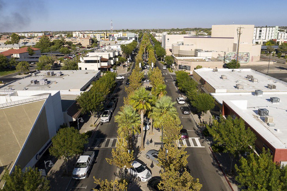 La Ciclopática (@laciclopatica) on Twitter photo A un lado la autopista urbana que muchos comerciantes creen que haría crecer sus negocios. Al otro, una calle que realmente hace crecer los negocios.
Ambas son la misma calle, el Lancaster Blvd en Lancaster, California. EUA. Y el post original es de <a href="/CompletedStreet/">Mark R. Brown, AICP</a> A un lado la autopista urbana que muchos comerciantes creen que haría crecer sus negocios. Al otro, una calle que realmente hace crecer los negocios.
Ambas son la misma calle, el Lancaster Blvd en Lancaster, California. EUA. Y el post original es de <a href="/CompletedStreet/">Mark R. Brown, AICP</a>