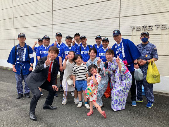 【#本部】下田黒船祭③
綱引き大会終了後に応援に駆けつけてくれた #下田市長 と地元の学生の皆さん、えんしゅう綱引きメンバーと記念撮影📸

応援していただき、ありがとうございました‼️
来年は優勝トロフィーを取り戻します💪
#下田黒船祭 #綱引き大会 #下田市 #海上自衛隊 #多用途支援艦えんしゅう