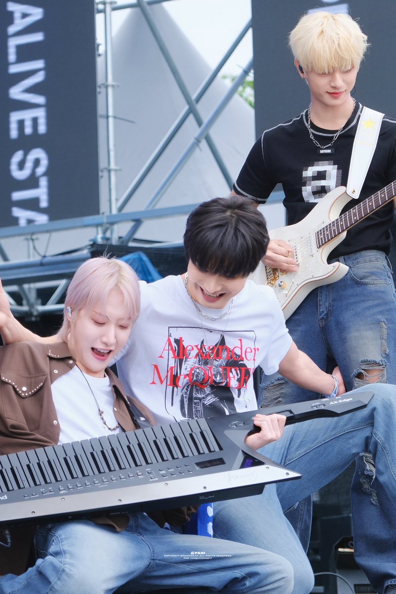250524 피크페스티벌

밴드맨들 퍼포먼스 쩐다ㅋㅋㅋㅋ

#용훈 #YONGHOON #원위 #ONEWE #동명 #강현