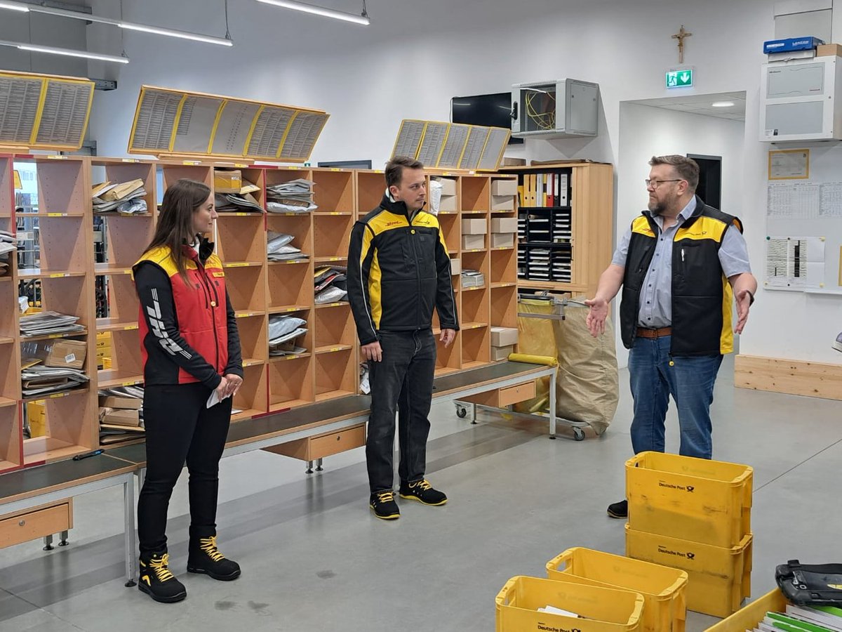 Deutsche Post und DHL News für Bayern und BaWü (@dpdhl_muc) on Twitter photo Besuch bei uns im <a href="/DeutschePostDHL/">Deutsche Post und DHL News</a> Zustellstützpunkt in #Roding: MdL Julian Preidl von <a href="/fw_bayern/">FREIE WÄHLER Bayern</a> hat sich ein Bild von den Abläufen bei der Deutschen Post gemacht. Danke für das Interesse und den offenen Austausch! 🤝📬 #PostvorOrt Besuch bei uns im <a href="/DeutschePostDHL/">Deutsche Post und DHL News</a> Zustellstützpunkt in #Roding: MdL Julian Preidl von <a href="/fw_bayern/">FREIE WÄHLER Bayern</a> hat sich ein Bild von den Abläufen bei der Deutschen Post gemacht. Danke für das Interesse und den offenen Austausch! 🤝📬 #PostvorOrt