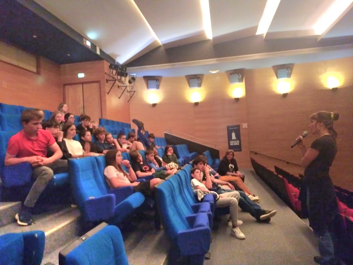 Internats d'excellence de l'académie de Toulouse (@iexactlse) on Twitter photo Les internes du collège Sabarthes Montcalm de Vicdessos à la rencontre de Magali Chapelan, réalisatrice du film documentaire "A corps perdus": sport, égalité filles-garçons, vie à l'internat...des échanges nourris pour ces élèves inscrits en section sportive! <a href="/BenmiloudKarim/">Karim BENMILOUD</a> Les internes du collège Sabarthes Montcalm de Vicdessos à la rencontre de Magali Chapelan, réalisatrice du film documentaire "A corps perdus": sport, égalité filles-garçons, vie à l'internat...des échanges nourris pour ces élèves inscrits en section sportive! <a href="/BenmiloudKarim/">Karim BENMILOUD</a>