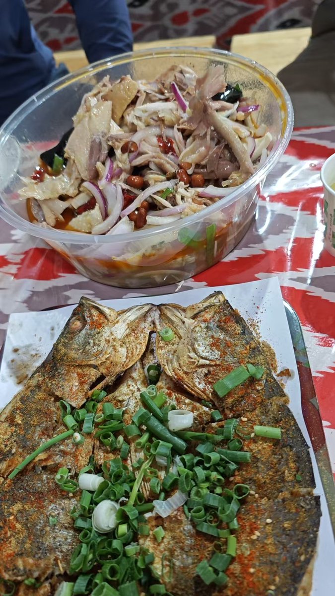 新疆美食，烤鱼，羊肉，烤鱼看起来很好吃。希望暑假的行程一切顺利！#iweb3