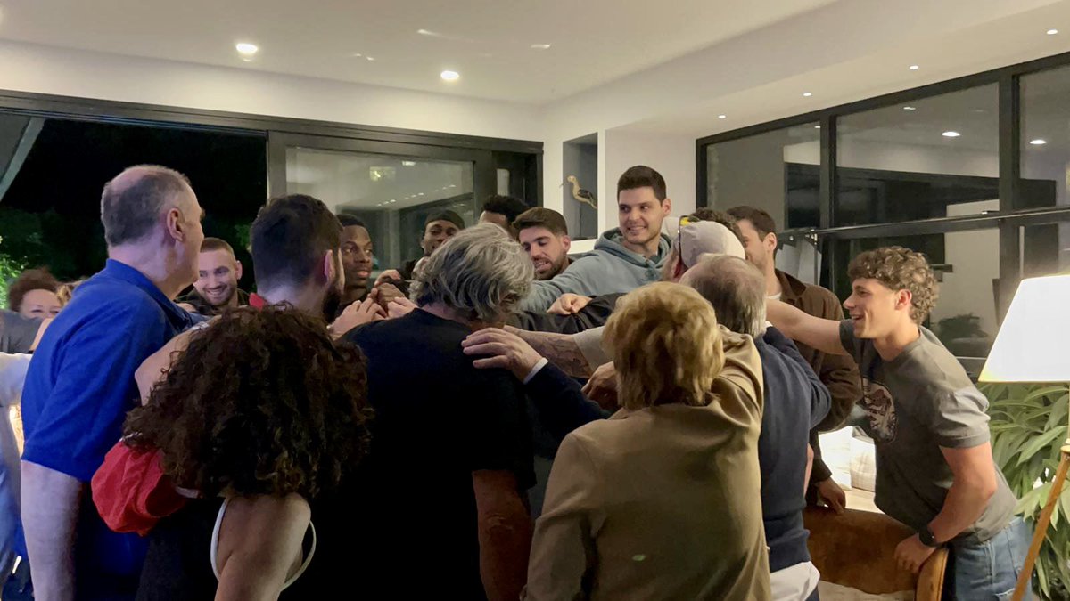 🤩 ¡Ayer celebramos por todo lo alto el ascenso a Segunda FEB con una parrillada increíble!

¡Nacho Galán, tuvo unas palabras de agradecimiento a todos los invitados; resaltando el buen grupo humano del que está formada esta familia!

Lo dicho, 🔥QUE SOMOS DE SEGUNDA FEB🔥