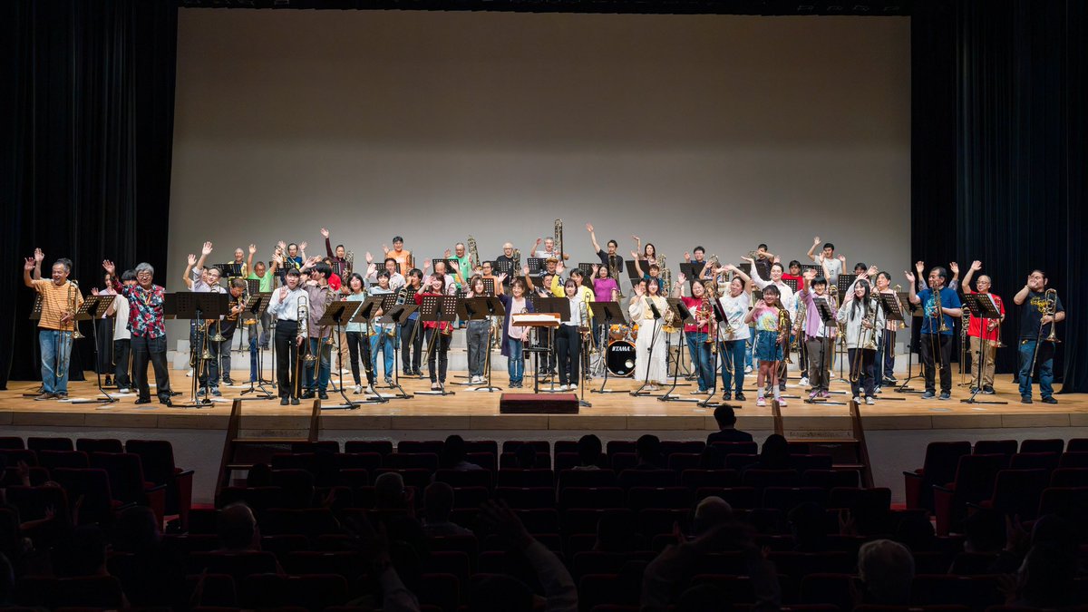 【演奏会レポート③】
第2部のJTOステージでは、プロ奏者と一般から募集したトロンボーン奏者の共演となりました。
去年も好評だった指揮者体験コーナーでは希望する方が多く、お子様から大人の方まで体験いただきました。皆さん目を輝かせて楽しそうに指揮されていたのが印象的でした☺️
#トロンボーン