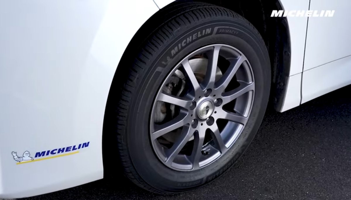 #梅雨 の知らせが、南の方から聞こえてきましたね☔
今年は #梅雨入り が早いとか。
#タイヤ の残溝確認を早めにし、安全なドライブを😉

今年新発売の #ミシュラン #プライマシー5 なら、雨の日の安心感が長く続きます☺️🫶

1分で分かる動画はこちら👉 bit.ly/4jiUu7e

#タイヤ #雨 #車好き