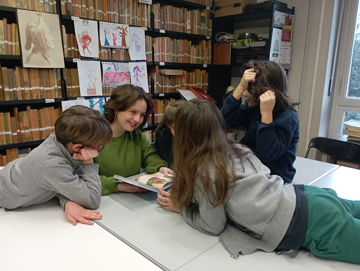 AlbertoOnlus's tweet photo. A partire dai bimbi del nido fino ai ragazzi della secondaria di secondo grado, vi raccontiamo l'amore per i libri dal 1965! ❤️

#laboratoriperbambini #laboratoridilettura #lettura #bibliotecastorica #bibliotechespecialistiche #torino #libriperbambini #letteraturaperlinfanzia https://t.co/OFP8zJ5GEI